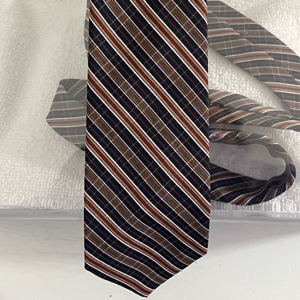 New condition mens vintage Andhurst striped tie. Blue, tan, red & white.